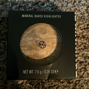 IL MAKIAGE MINERAL BAKED HIGHLIGHTER